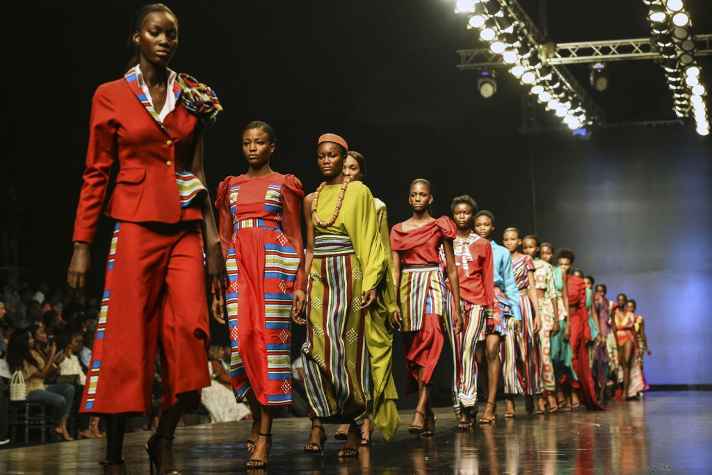 Modeller, 25 Ekim 2018'de Lagos Moda Haftası'nda Cynthia Abila'nın tasarımlarını sunuyor. - Lagos Moda Haftası, Nijerya ve Afrika moda endüstrisini tanıtmayı ve girişimciler ile tüketiciler arasında, etkinliğe katılan tasarımcıların güncel koleksiyonlarını görüntülemek için medya dahil olmak üzere, iletişimi kolaylaştırmayı amaçlıyor. (Fotoğraf: PIUS UTOMI EKPEI / AFP)