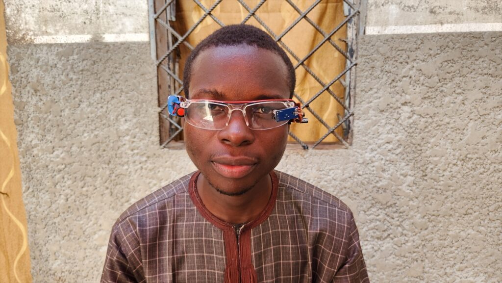 Nijeryalı öğrenci, trafik kazalarını önleyecek bir gözlük tasarladı