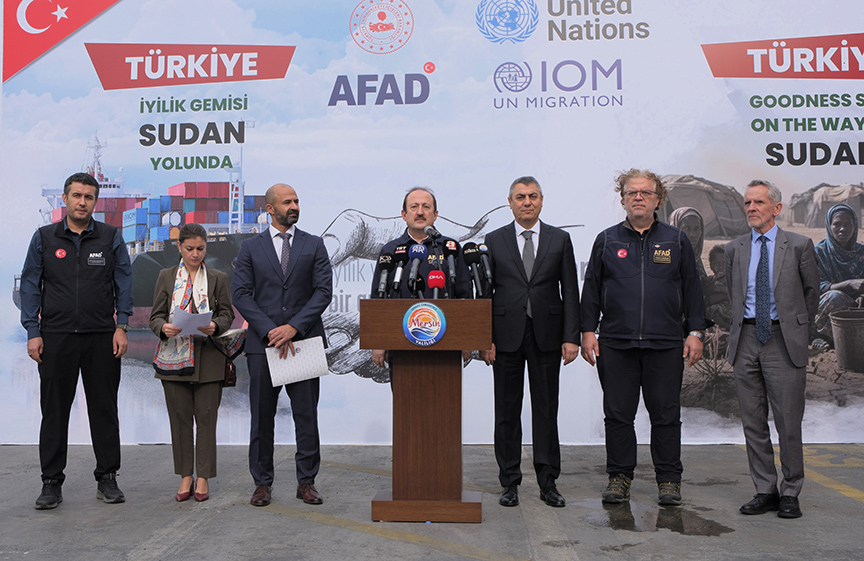 Sudan’a çadır taşıyan gemi Mersin’den yola çıktı