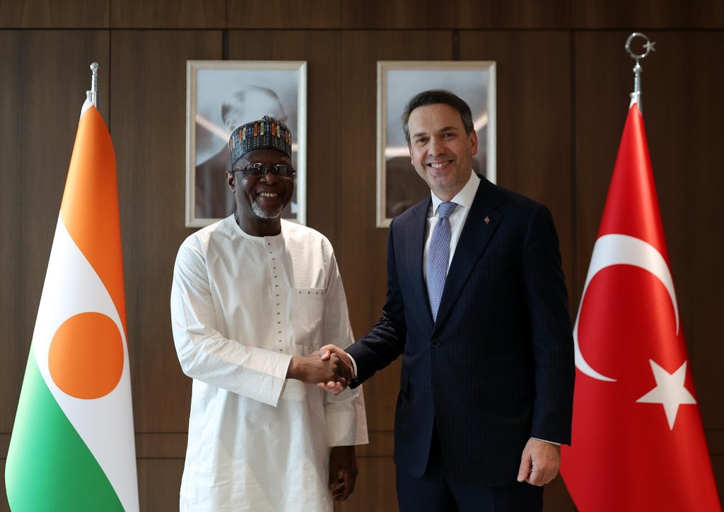 Bayraktar, Nijer Dışişleri Bakanı Sangare ile görüştü
